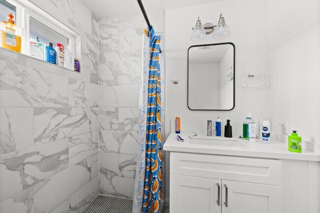 Foto del edificio - 2 kitchens + no back house!