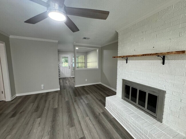 Building Photo - Beautifully Redone
