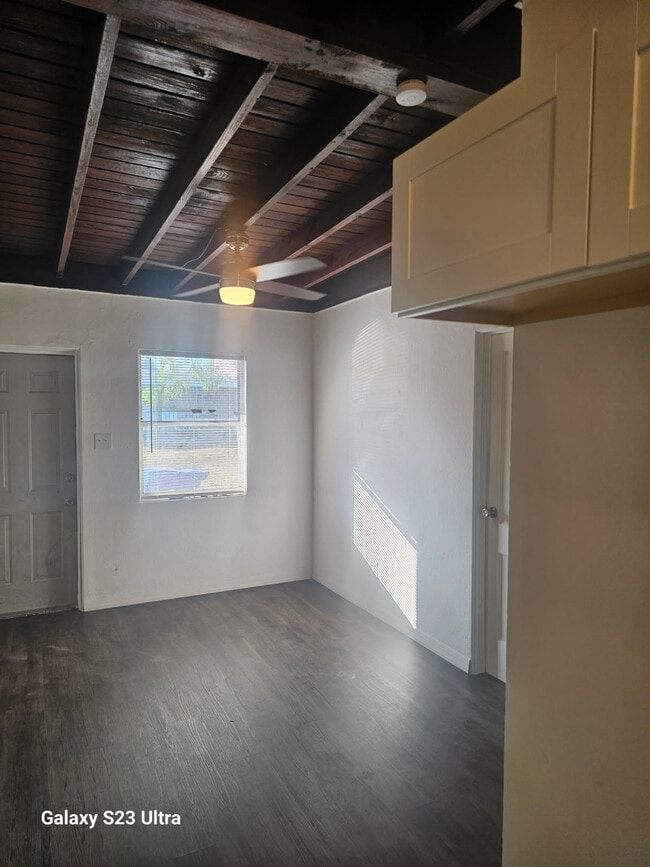 Building Photo - 617 Sears Ave NE