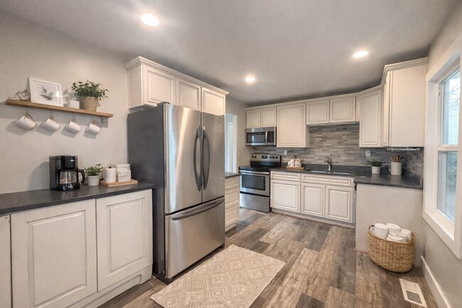 Foto del edificio - 2 bed 2 bath home with expansive garage and lot's of updates!