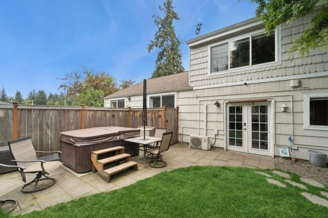 Building Photo - 4 bedroom in Seattle WA 98125