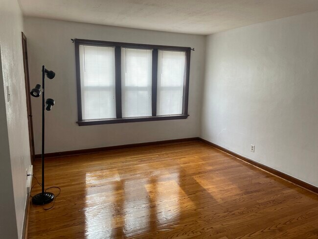 Front Room - 6219 Eichelberger St