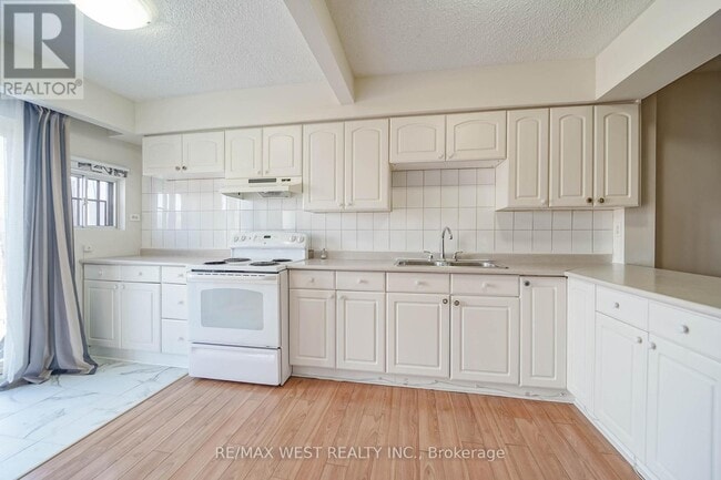 Building Photo - 818 The Queensway