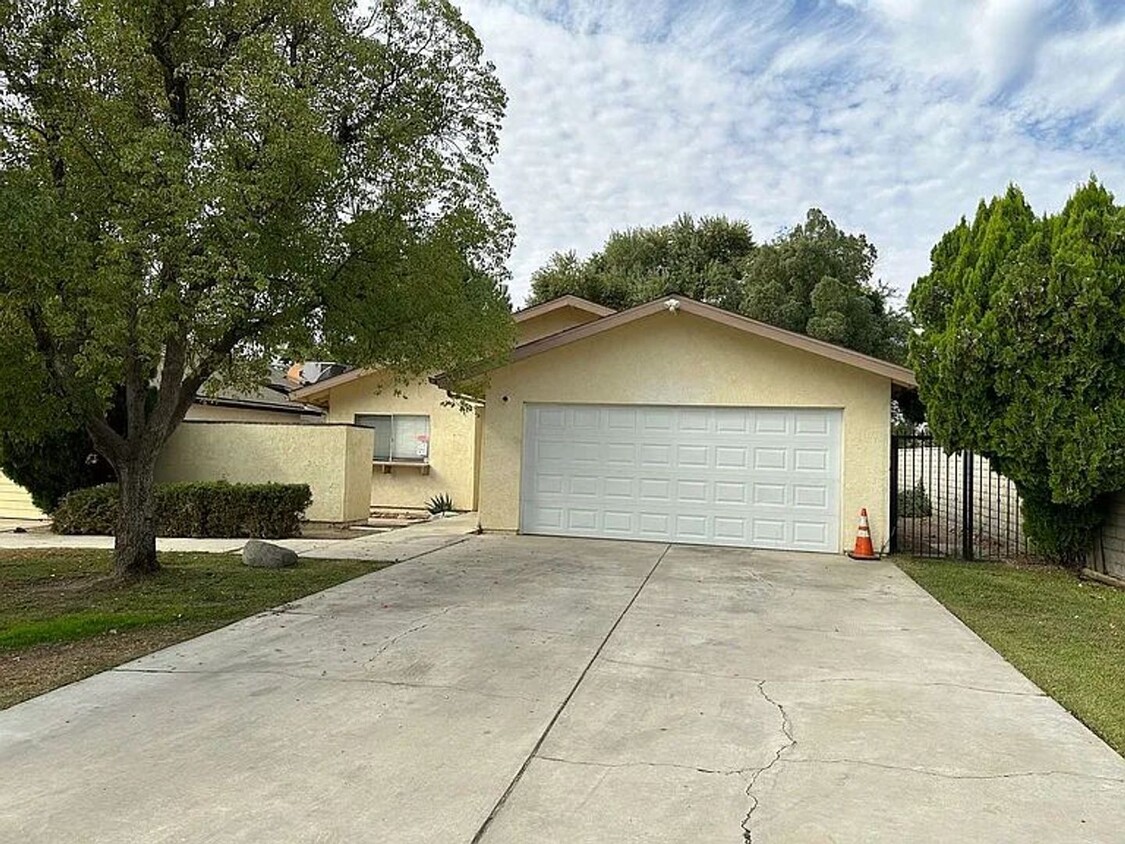 Foto principal - The entire home has new laminate flooring ...