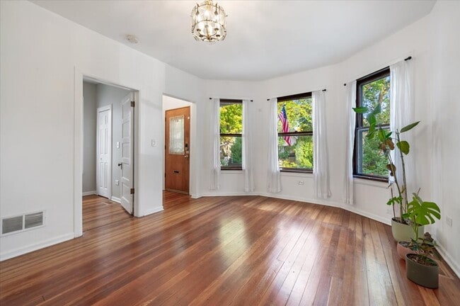 Foto del edificio - 3450 N Hamlin Ave