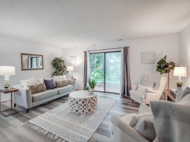 Foto del edificio - 4 Thayer Pond Dr