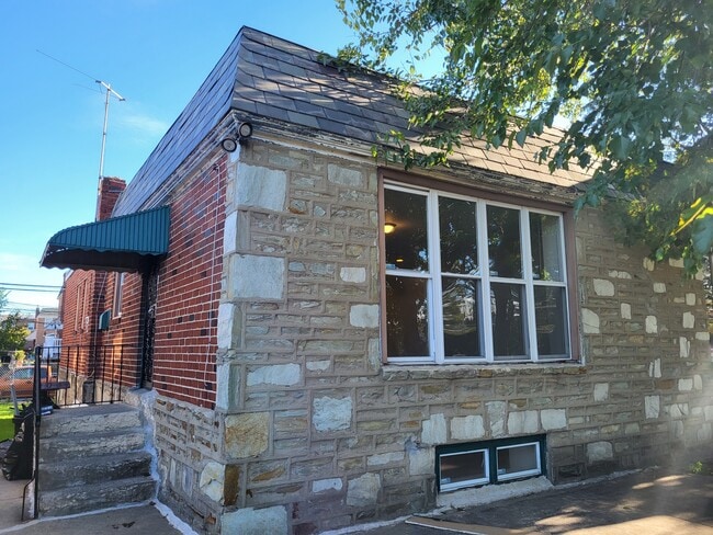 Building Photo - 2037 Napfle St