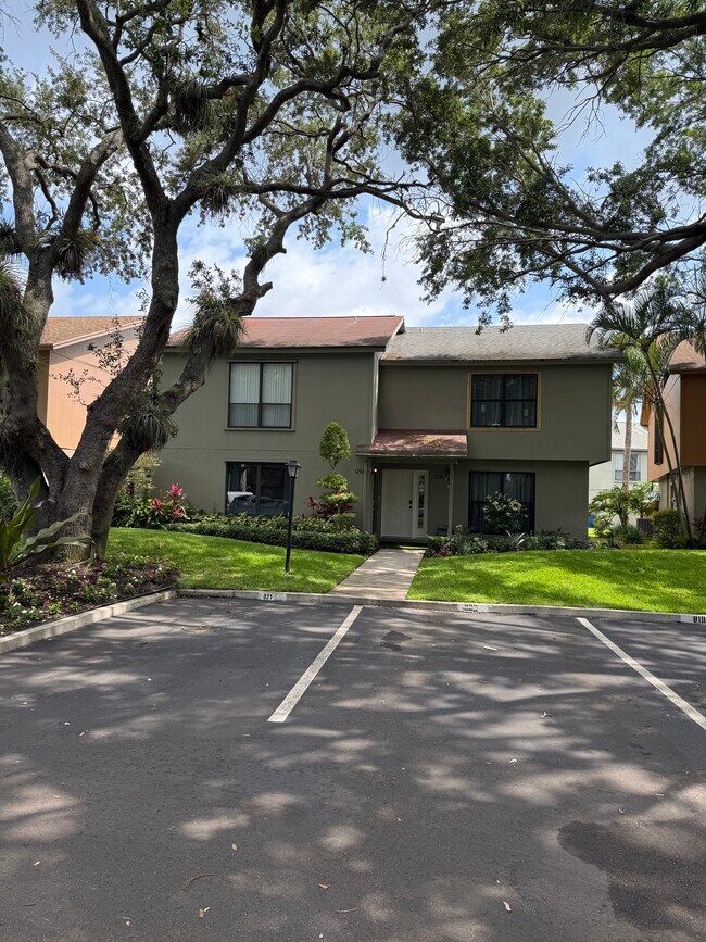 Building Photo - 822 Sandtree Dr