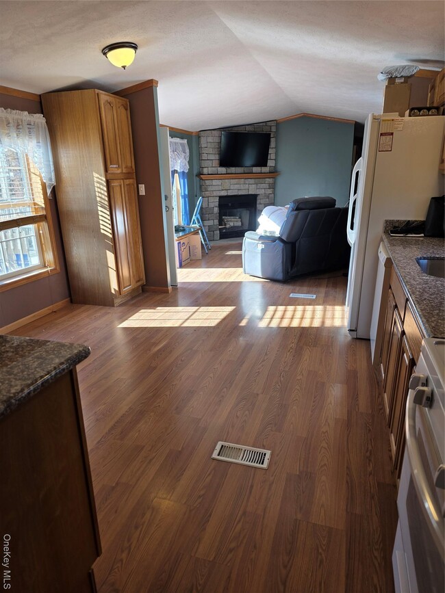 Building Photo - 8 Greenrose Dr