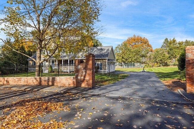 Building Photo - 11 Checkerberry Ln