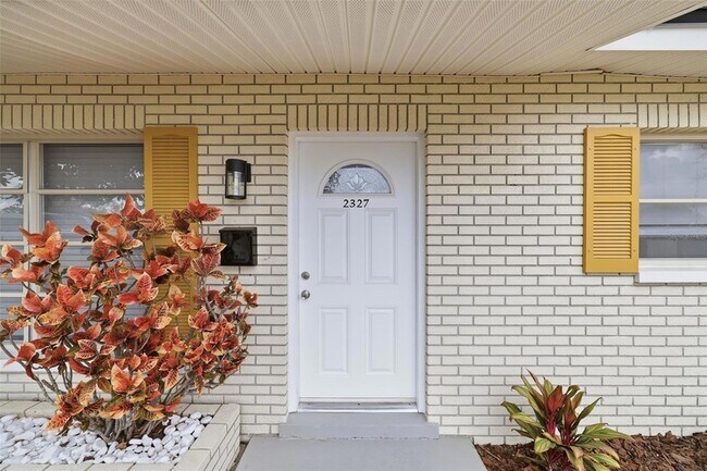 Building Photo - 2327 W Knollwood Pl