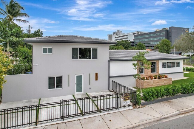 Building Photo - 2121 SW 22nd Ave