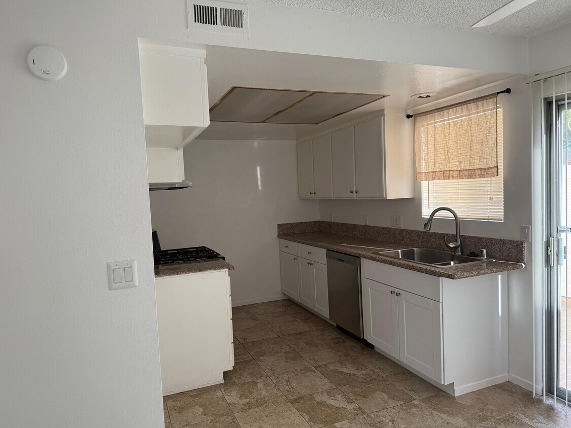 Cocina - 1340 E Stearns Ave