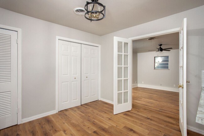 Building Photo - Fully updated Sunrise Home
