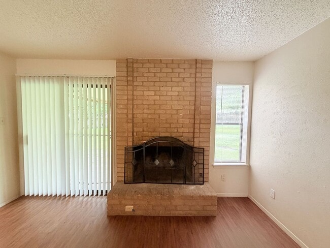 Building Photo - 10904 Meadgreen Ct