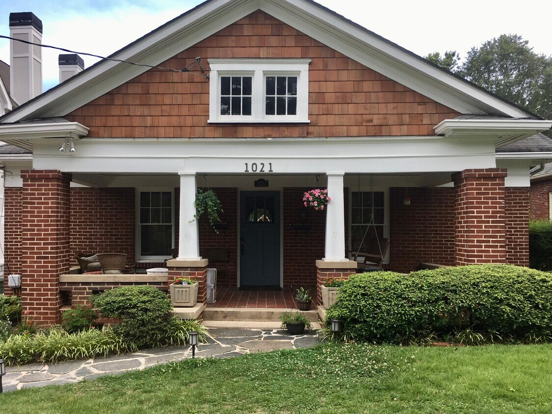 Primary Photo - 1021 Bellevue Dr NE