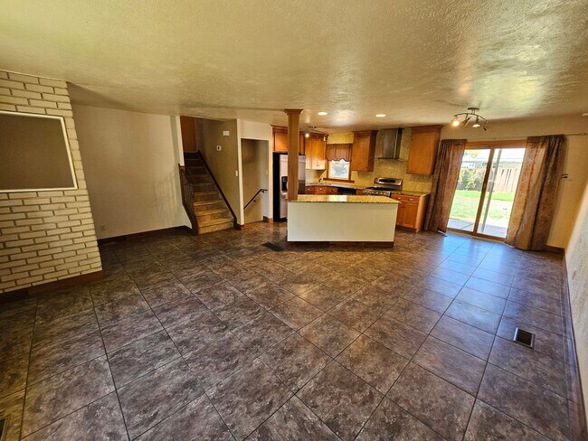 Foto del edificio - Charming 3-Bed, 2-Bath Tri-Level Home with Spacious Backyard & Gazebo