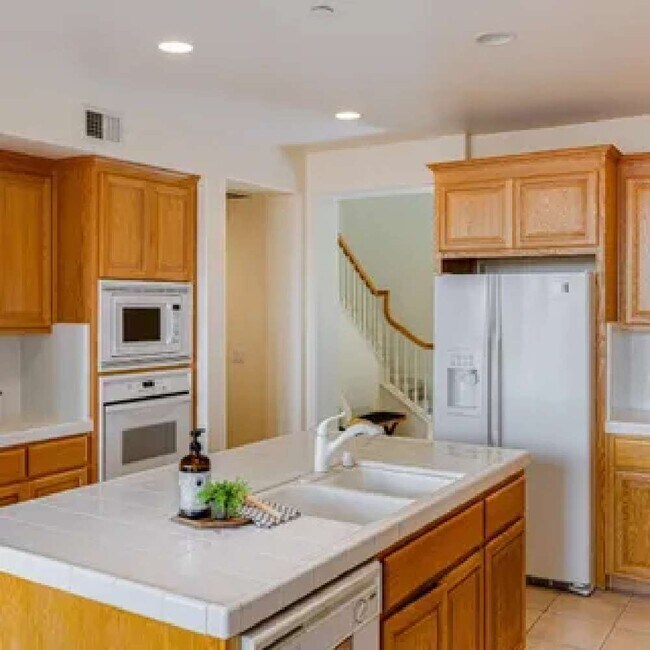 Building Photo - 9 Laurelwood Dr