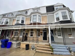 Building Photo - 903 W Poplar St