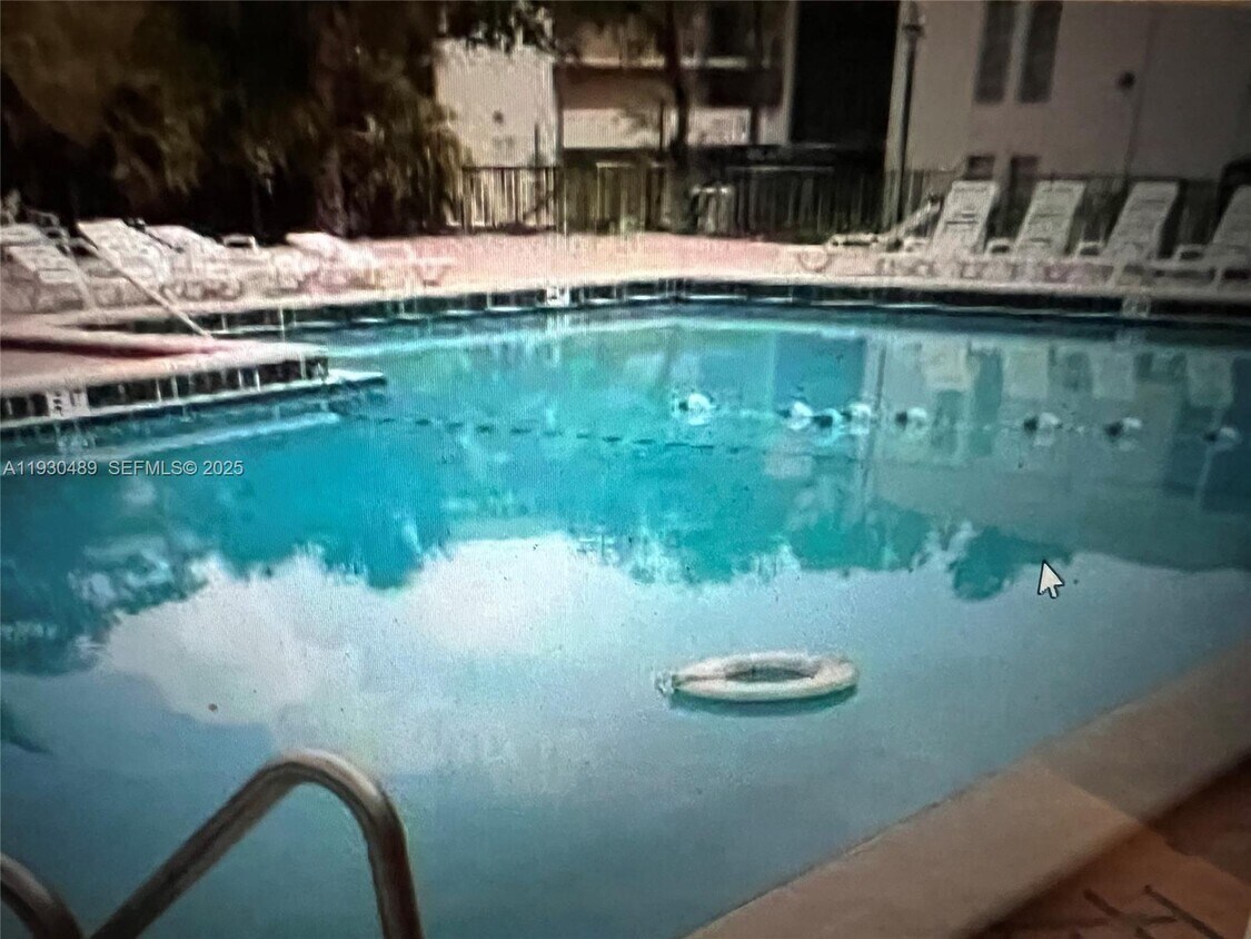 Foto del edificio - 8810 Fontainebleau Blvd