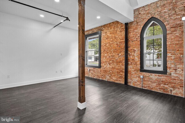 Foto del edificio - 819 Blooming Glen Rd