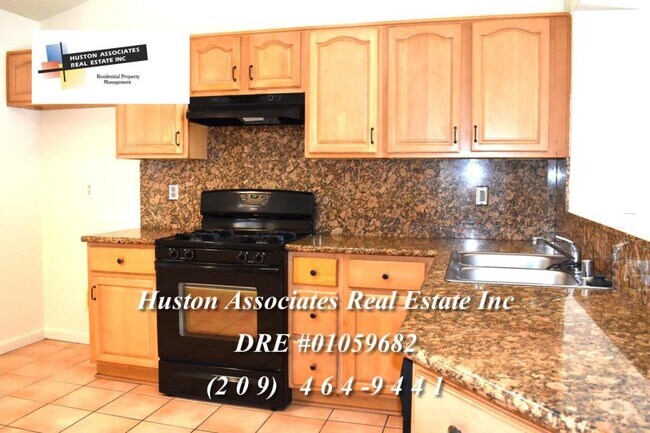 Foto del edificio - 2461 Fairway Glen St