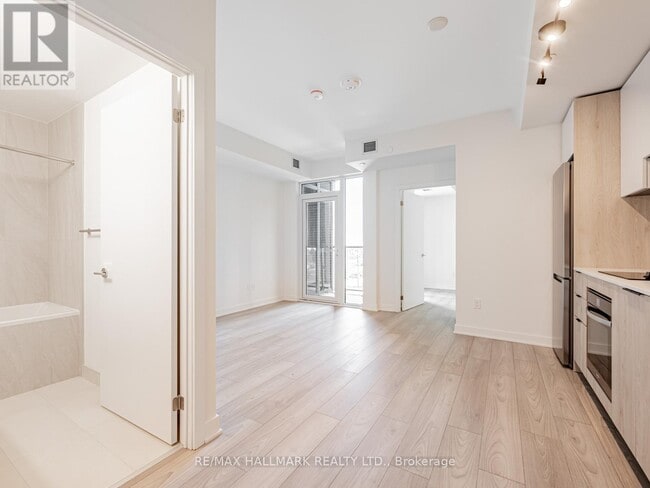 Building Photo - 1007 The Queensway