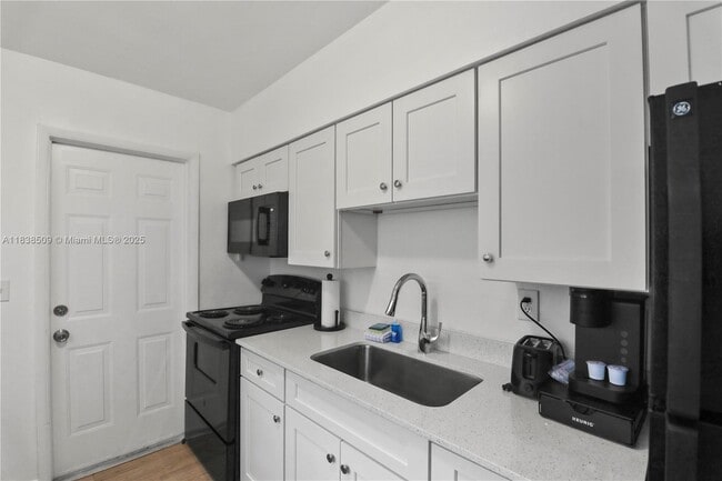 Building Photo - 717 SW 13th Ave