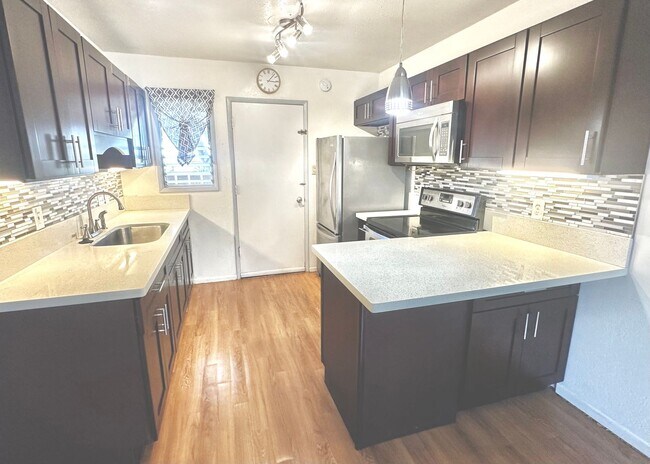 Foto del edificio - SPACIOUS TOWNHOUSE 2 BED/1.5 BATH/1 PRKG, ...