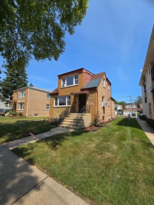 Foto del edificio - 5628 W Higgins Ave