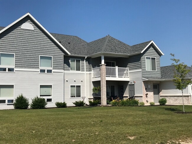 Building Photo - W206N16097 Stonebrook Dr