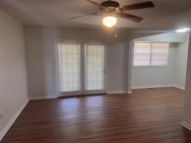 Building Photo - 425 Meadow Lake Dr