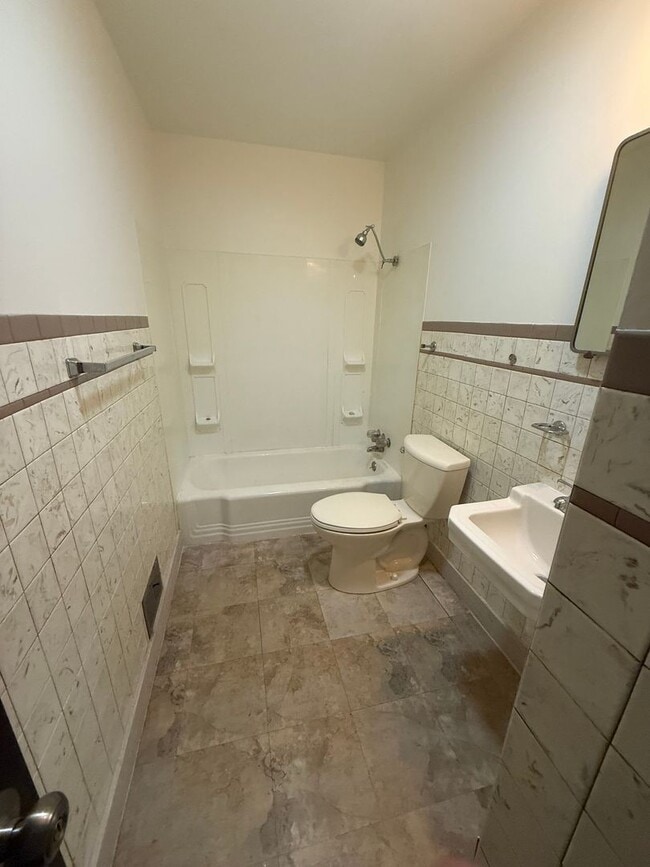 Building Photo - Quaint 1 bedroom/bath with private parking