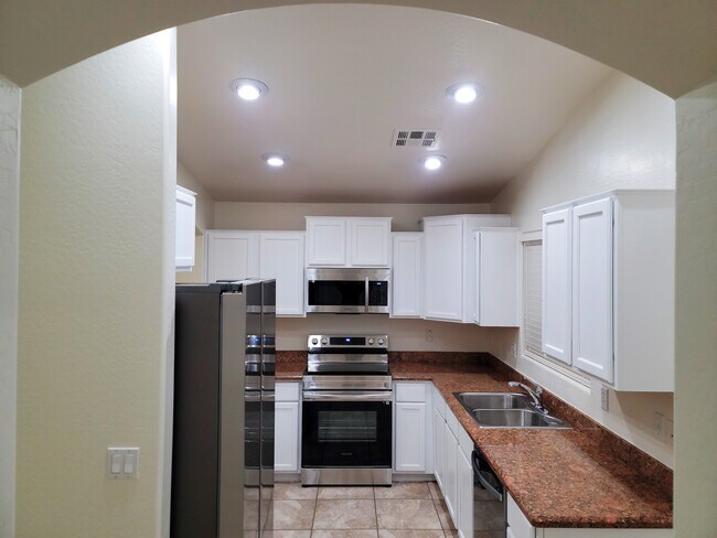 Foto del edificio - 2440 W Parkway Dr