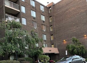 Building Photo - 225 S Rohlwing Rd