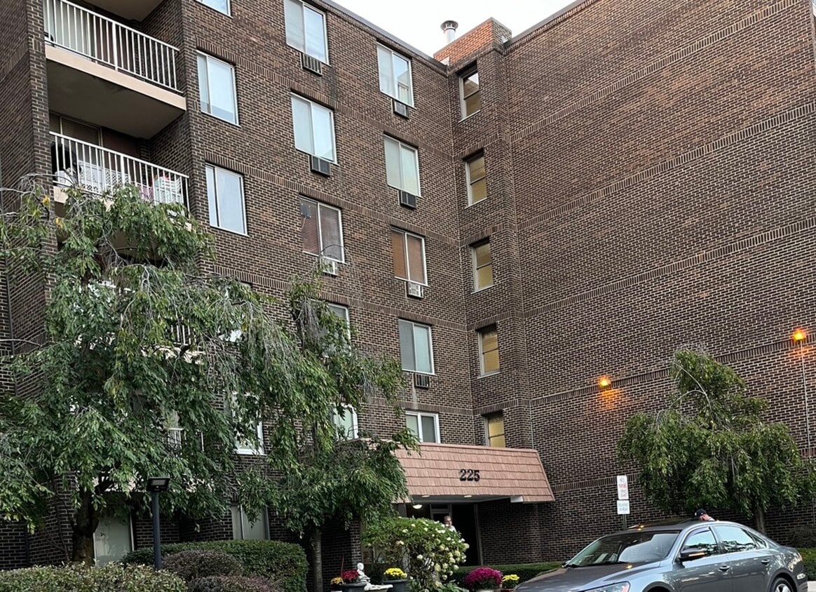 Primary Photo - 225 S Rohlwing Rd