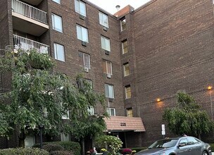 Building Photo - 225 S Rohlwing Rd