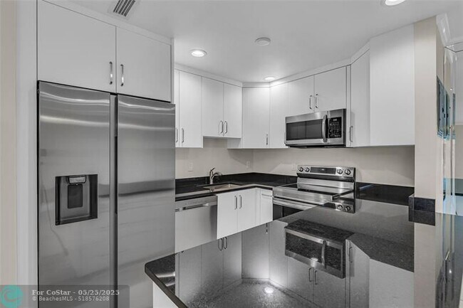 Building Photo - 6319 Bay Club Dr