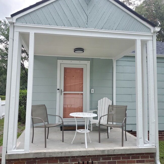 Building Photo - 2 Bedroom 1.5 Bath House in Park Circle No...