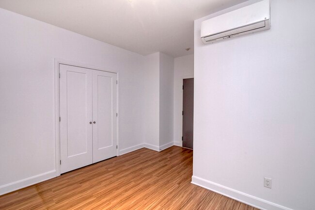 Building Photo - 6600 Av. de Darlington