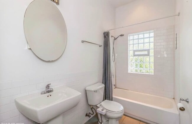 Building Photo - 2 Bed 1 Bath - Apartment with central AC/Heat - $1,350