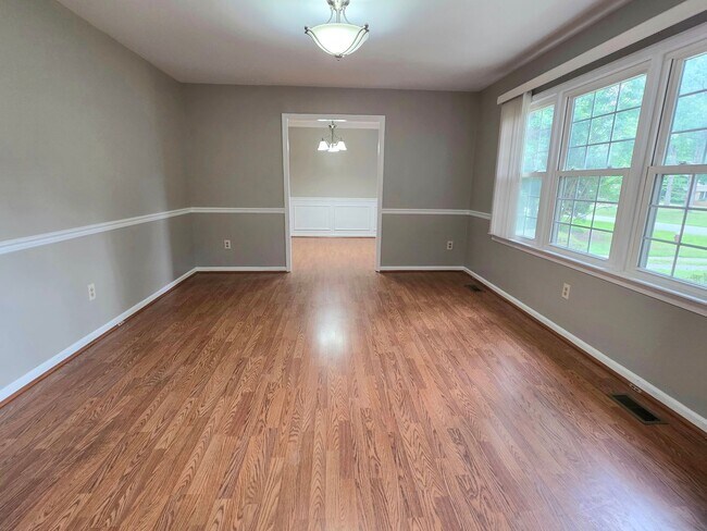 Building Photo - Cute Ranch in Yorktown Ready For New Tenants!