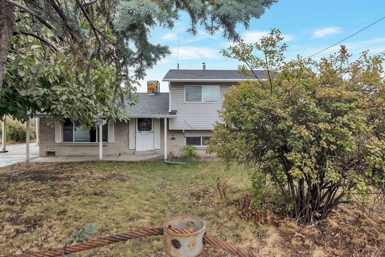 Primary Photo - Pet Friendly West Valley Home w flexible l...
