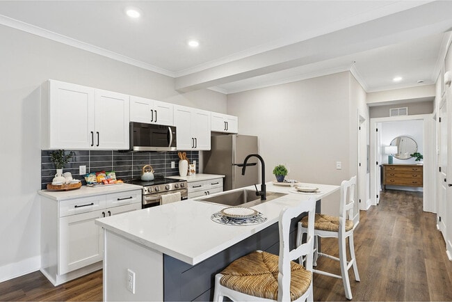 Building Photo - Pointe Grand Lakeland