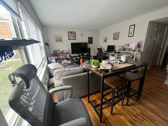 Building Photo - Ravenswood Renovated One Bedroom