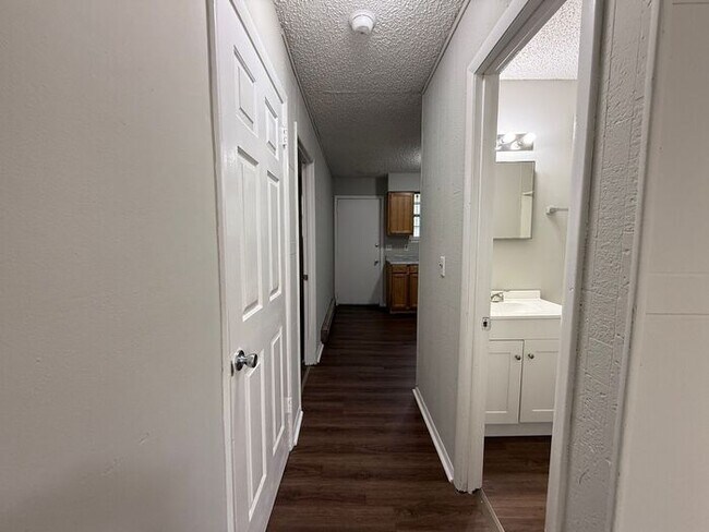 Foto del edificio - Just renovated!! Inglewood 1 bedroom duplex by park!! Pets okay!