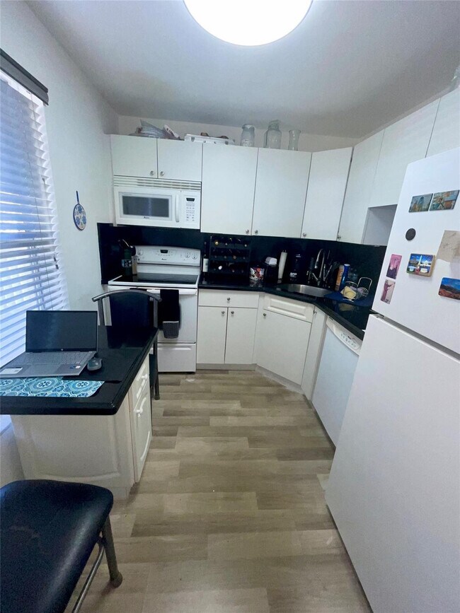 Foto del edificio - 5860 NW 64th Ave