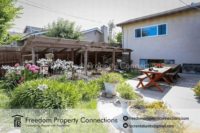 Foto del edificio - 7 br, 2 bath House - 4168 Woodland Street