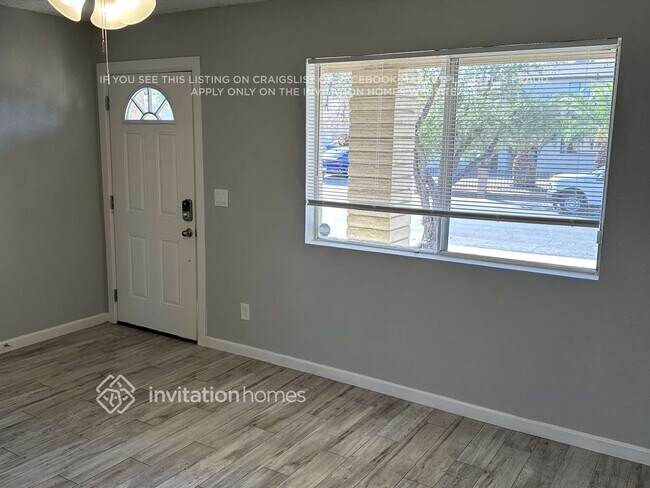 Building Photo - 1026 W Danbury Dr