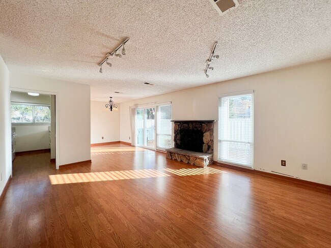 Foto del edificio - Spacious Three Bedroom Condo in South Napa